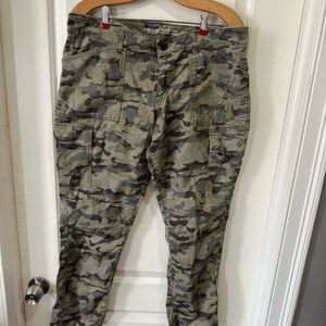 Gap women’s Khaki Cargo pants. Skinny boyfriend fit sized 12 US. Great condition